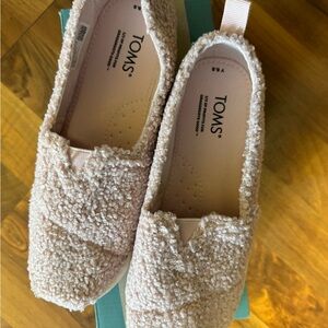 Brand new with tags&box, youth 5.5, pink Toms